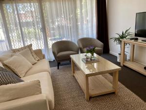 AngastonAngaston Mews Apartments的带沙发和咖啡桌的客厅