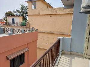 德拉敦Saukari Palace的带阳台的公寓,公寓有一座建筑