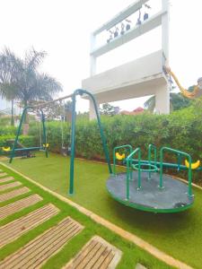 公主港Palawan Paradise Condotel 7F的一个带滑梯游乐场的公园