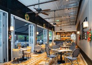 深圳深圳威尼斯英迪格酒店的一间带桌椅和天花板的餐厅