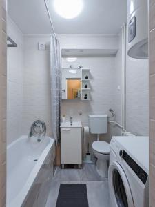 奥西耶克Apartman Franko - SELF CHECK IN的浴室配有卫生间水槽和洗衣机。