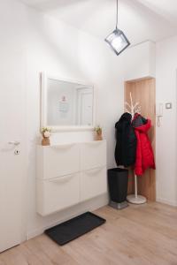 奥西耶克Apartman Franko - SELF CHECK IN的一间设有白色梳妆台和镜子的客房