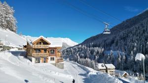 萨姆瑙恩Samnaun, ChaletdMot的雪 ⁇ 山的滑雪小屋,设有滑雪缆车