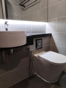 莎阿南SRITEL BOUTIQUE HOTEL的浴室配有白色卫生间和盥洗盆。