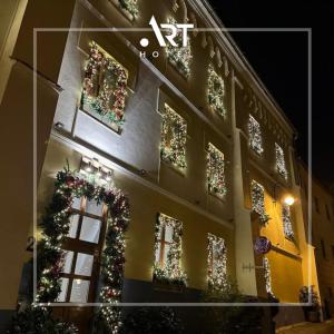 锡比乌ART Hotel的一座装饰有圣诞装饰的假日建筑
