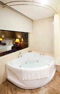岘港丝戴酒店的配有床的房间设有浴缸