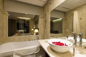 岘港丝戴酒店的带浴缸和碗在柜台的浴室