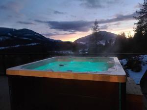 Crescent ValleyFive Star-Amazing views and Hot Tub的山景按摩浴缸