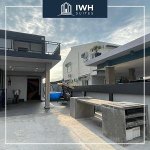 怡保Ipoh 19A Villa for 12pax 6 Carpark with BBQ by IWH的享有大楼美景,设有带长凳的庭院。