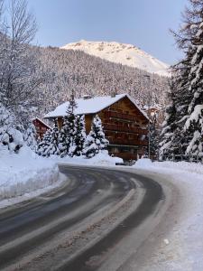 克莱恩 蒙塔纳Colorado Riders Chalet的路上的小木屋,屋顶上有雪盖