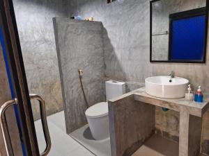 高兰兰达快乐之家旅馆的一间带水槽、卫生间和镜子的浴室