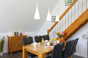 卡尔斯哈根Kapitaensweg 2 Kajuete 08的用餐室配有木桌和黑椅子