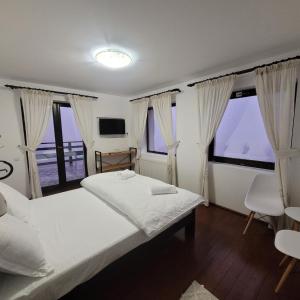 丰达塔La Rocca的一间卧室设有一张床和两个窗户。