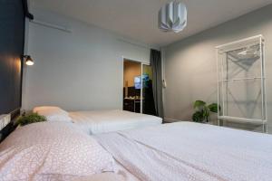 曼谷A3 Large Room, Full Facilities的一间卧室设有两张床和窗户。