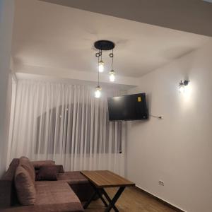 丰达塔La Rocca的客厅配有沙发和墙上的电视