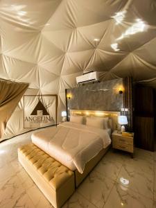 亚喀巴Angelina Luxury Camp的帐篷内一间卧室,配有一张大床