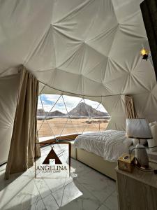亚喀巴Angelina Luxury Camp的一间卧室设有帐篷,享有沙漠美景