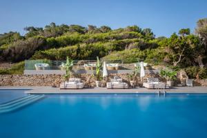 圣埃乌拉利亚Melia Ibiza - Adults Only的享有度假村游泳池的景致。
