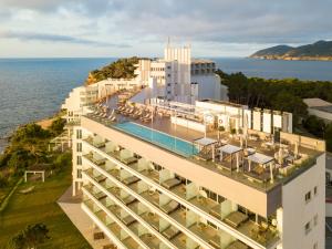 圣埃乌拉利亚Melia Ibiza - Adults Only的享有酒店空中景色,以大海为背景
