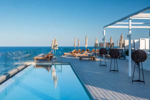圣埃乌拉利亚Melia Ibiza - Adults Only的游轮甲板上的游泳池