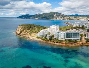 圣埃乌拉利亚Melia Ibiza - Adults Only的水中岛屿上度假村的空中景观
