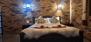 考索Hotel Khaosok and Spa的一间卧室配有一张砖墙床