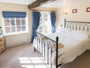 纳尔斯伯勒4 bed property in Knaresborough HH090的一间卧室设有一张大床和一个窗户。