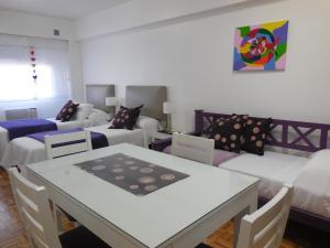 布宜诺斯艾利斯米克罗中央公寓的客厅配有白色家具和桌椅