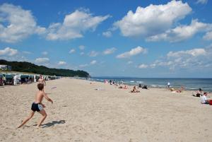 巴贝Ferienwohnung zur Baaber Heide的一名在海滩上玩飞盘的男孩