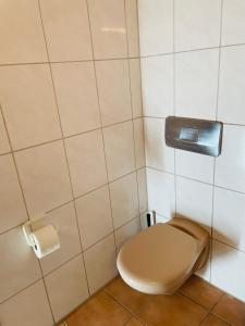 凯沃拉尔Monteurzimmer in Kevelaer的浴室内的卫生间和卫生纸饮水机