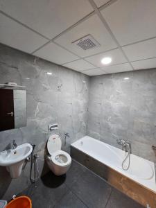 NīleshwarTHAAL RESIDENCY Cheruvathur-HALA GROUPS的浴室配有卫生间、浴缸和水槽。