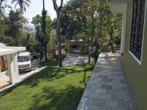 瓦亚纳德B'camp Resorts & Homestays的享有庭院的景色