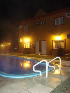 特尔马斯德里奥翁多Cabañas Ensueño del Lago的一座晚上在房子前面带灯光的游泳池