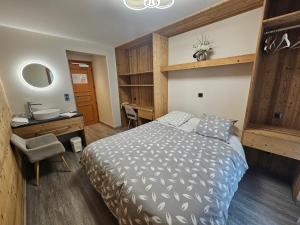 瓦什雷斯普朗阳光酒店的一间卧室配有一张床、一张桌子和一个水槽