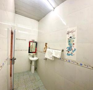 河内Lều biệt thự的一间带卫生间的浴室和一台电视。