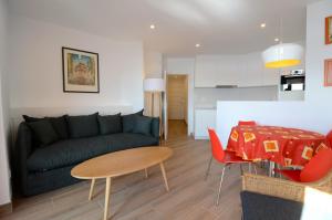 莱斯卡拉Apartamentos Passeig Del Mar的客厅配有沙发和桌子