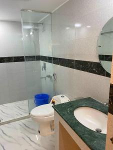 巴纳内拉斯Hotel Grand Akther Sylhet的一间带卫生间和玻璃淋浴间的浴室
