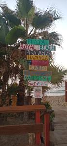 马贝拉Andalusian Lifestyle的棕榈树海滩上的标志
