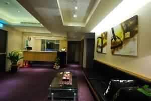 台北欣欣旅店的客厅配有沙发和桌子