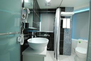 台北欣欣旅店的一间带水槽和卫生间的浴室