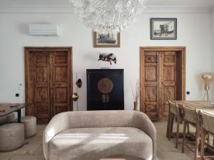 蒙彼利埃Bastide Castella的客厅配有沙发和桌子