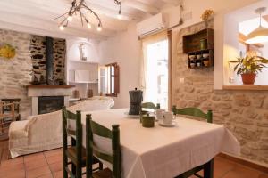 PatróCasa rural Vall de Gallinera con Chimenea, piscina y jacuzzi DIANIA的厨房以及带桌椅的用餐室。