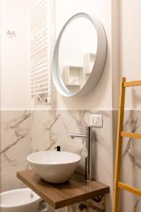 米兰THE BASEMENT的浴室设有白色水槽和镜子