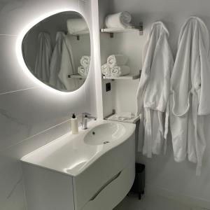Cormeilles-en-VexinLe Sainte Jeanne的白色的浴室设有水槽和镜子