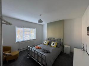 Great CoatesUrban Retreat的卧室配有床、椅子和窗户。