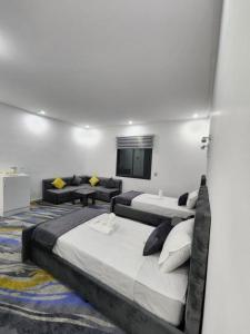Aousserdفندق الشموخ Hotel Al Shmokh的一间卧室配有一张大床和一台平面电视