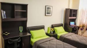 IgricetanyaWorker's Apartman-Munkásszálló的客房设有两张床和一张带绿色枕头的书桌。