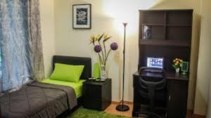 IgricetanyaWorker's Apartman-Munkásszálló的客房设有一张床、一张书桌和一张绿色沙发