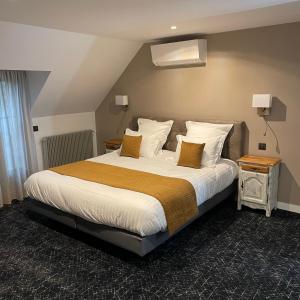 Cormeilles-en-VexinLe Sainte Jeanne的卧室配有一张带白色床单和枕头的大床。
