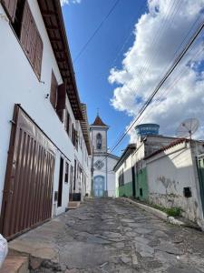迪亚曼蒂纳Residencial Vista da Serra的一座有钟楼远方的建筑